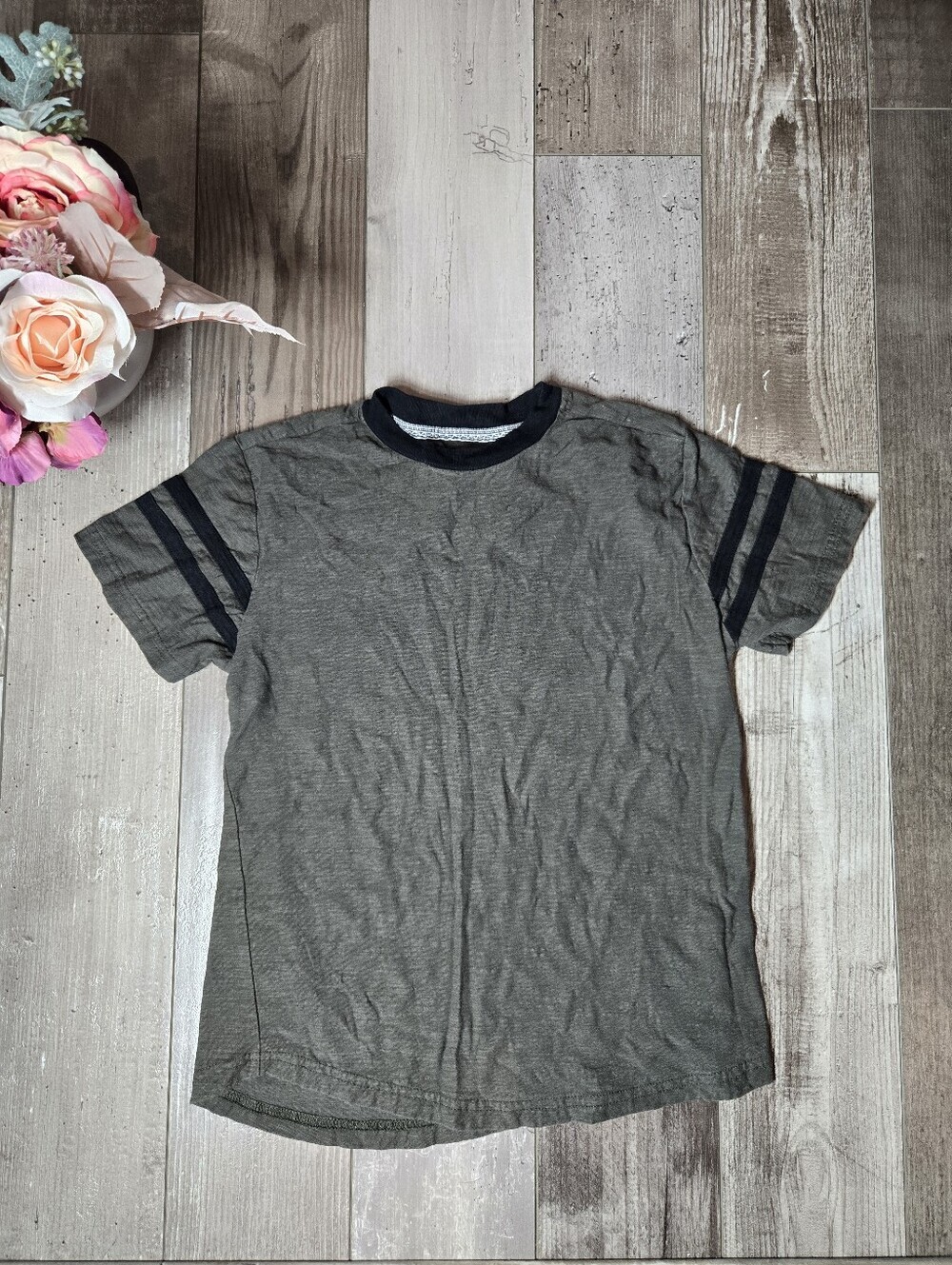 Distortion Trademark Boys Olive Green Short Sleeve Tee with Black Trim Sz Small